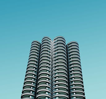 foto de bajo ángulo, Alto, edificio, foto] edificio de gran altura, cielo, torre, rascacielos, fachada, arquitectura, minimalismo, mínimo, geométrico, redondo, azul, ciudad, urbano, moderno, simetría, modelo, gris, gráfico, negocio, creativo, cielo limpio, copia espacio, nadie, vista de ángulo bajo, naturaleza, día, estructura construida, a rayas, metal, altura maxima, exterior del edificio, color plateado, industria, fondo azul, al aire libre, 4K, CC0, dominio público, libre de derechos