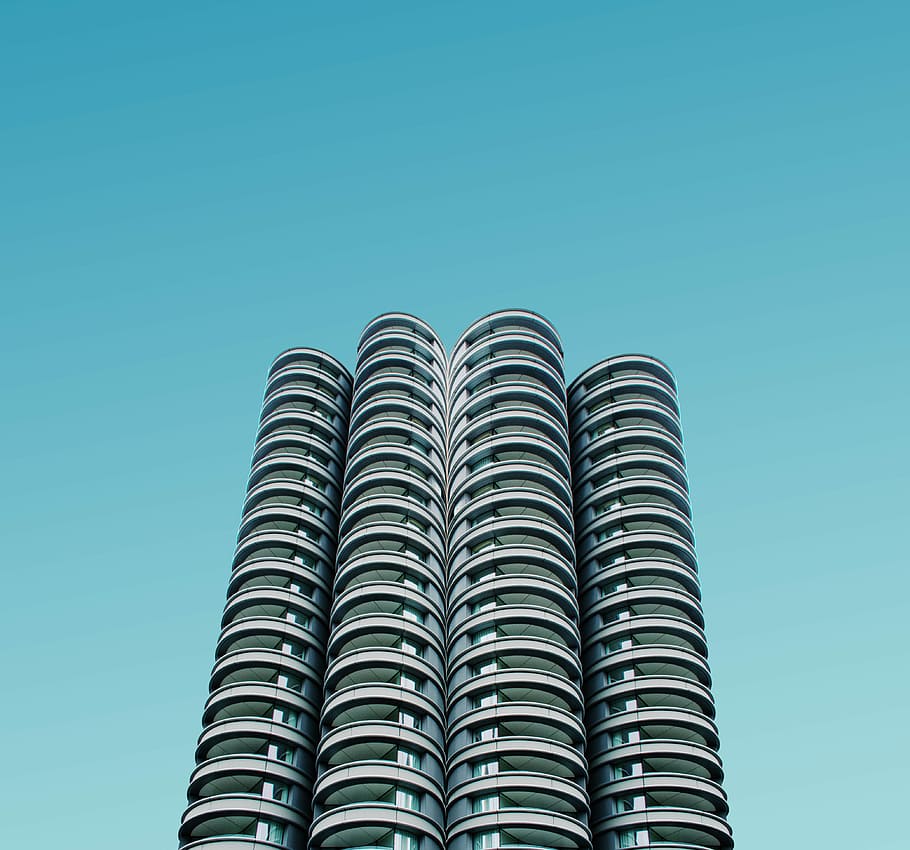 foto ad angolo basso, grattacielo, costruzione, foto] grattacielo, cielo, Torre, facciata, architettura, minimalismo, minimo, geometrico, il giro, blu, città, urbano, moderno, simmetria, modello, grigio, grafico, attività commerciale, creativo, cielo sereno, copia spazio, nessuno, Inquadratura dal basso, natura, giorno, struttura costruita, a strisce, metallo, alto - alto, esterno dell'edificio, color argento, industria, sfondo blu, all'aperto, 4K