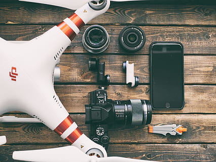 hvid, rød, dji quadcopter drone, Dji, fantom, ved siden af, sort, dslr kamera, Vis og fortæl, teknologi, kamera, drone, dji phantom, udstyr, kamera - fotografisk udstyr, objektiv - optisk instrument, hobbyer, ingen mennesker, træ - materiale, luftfartsindustrien, indendørs, kontrolpanel, fly, bord, fotografering temaer, direkte over, stilleben, meddelelse, fotografisk udstyr, tæt på, høj vinkel visning, forbindelse, tekst, digitalt kamera, trådløs teknologi, vestlige script, 4K, CC0, offentligt domæne, royaltyfrie