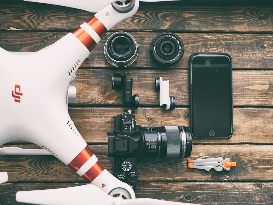 bianca, rosso, drone dji quadcopter, dji, fantasma, accanto, nero, fotocamera dslr, mostra e racconta, tecnologia, telecamera, fuco, dji phantom, attrezzatura, macchina fotografica - attrezzatura fotografica, obiettivo - strumento ottico, Hobby, nessuno, legno - materiale, industria aerospaziale, in casa, pannello di controllo, aereo, tavolo, temi fotografici, direttamente sopra, natura morta, comunicazione, attrezzatura fotografica, avvicinamento, vista dall'alto, connessione, testo, Camera digitale, tecnologia wireless, sceneggiatura occidentale, 4K