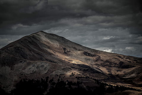 marron, Montagne, gris, des nuages, montagne brune, la nature, volcan, paysages, paysage, nuage - ciel, sommet de la montagne, en plein air, ciel, cloudscape, chaîne de montagnes, neige, paysages - nature, beauté dans la nature, tranquillité, scène tranquille, scène non urbaine, environnement, personne, idyllique, géologie, géographie physique, orage, couvert, montagne au sommet enneigé, 5K, CC0, domaine public, libre de droits