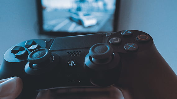 Preto, sony, ps4, dualshock, 4, sem fio, controlador, computador, ao controle, dispositivo, eletrônicos, aparelhos, jogos, controle de vídeo game, moderno, playstation, portátil, tela, tecnologia, polegar, videogame, fechar-se, dentro de casa, comunicação, mão, mesa, mão humana, cultura artística e entretenimento, azul, Telefone, parte do corpo humano, focar em primeiro plano, cuidados de saúde e medicina, foco seletivo, visão de alto ângulo, controlo remoto, número, tecnologia sem fio, 2K, CC0, domínio público, royalty free