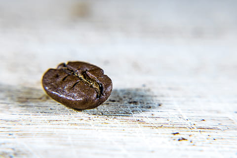 mongeta, cafè, macro, tancar, torrat, aroma, benefici de, cafeteria, fragància, mongetes rostides, naturalesa, fons, primer pla, enfocament selectiu, menjar i beguda, menjar, cap gent, material de fusta, taula, tauler, natura morta, a l'interior, frescor, sol objecte, textura, dia, alimentació saludable, vell, nou, benestar, fruita, berenar, 5K, CC0, domini públic, lliure de regalies