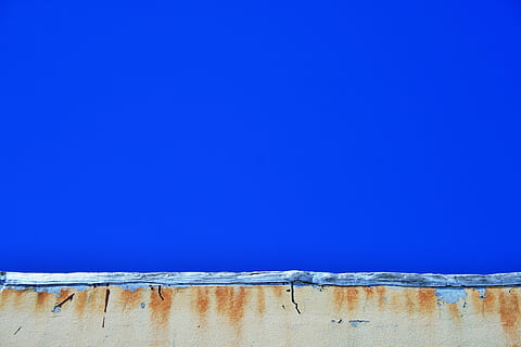 edifici, paret, tacat, òxid, resistent, cel, blau, còpia espai, cap gent, aigua, cel clar, dia, naturalesa, arquitectura, funció de construcció de parets, a l'aire lliure, estructura construïda, bellesa a la natura, escenics - natura, assolellat, tranquil·litat, exterior de l'edifici, mar, llacuna, 1080P, CC0, domini públic, lliure de regalies