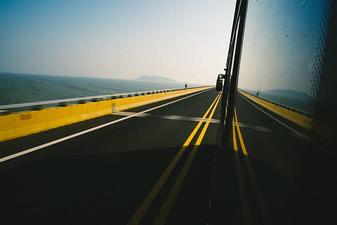 køretøj, løb, to, gul, line vej, untitled, person, vej, dagtimerne, vindue, afspejling, bevægelse, linje, hovedvej, transportmidler, asfalt, himmel, rejse, hastighed, Trafik, ingen mennesker, forsvindingspunkt, gade, multiple lane motorvej, solnedgang, horisont, udendørs, horisont over land, vejen frem, vejmærkning, symbol, mærkning, skilt, skyfri himmel, natur, hav, retning, transportform, dobbelt gul linje, faldende perspektiv, dag, horisont over vand, skillelinje, 5K, CC0, offentligt domæne, royaltyfrie