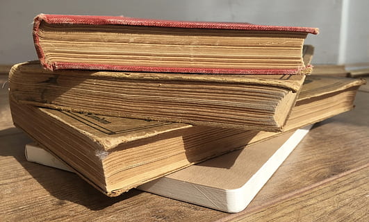 fire, assorteret, bøger, Brun, træ-, overflade, gammel, gamle bog, stak, litteratur, Indbundet, alderen, Bestil, uddannelse, læring, bibliotek, visdom, læsning, universitet, offentliggørelse, stilleben, træ - materiale, bord, ingen mennesker, tæt på, stor gruppe af objekter, indendørs, fokus på forgrunden, ekspertise, indbundet bog, papir, side, 1080P, CC0, offentligt domæne, royaltyfrie
