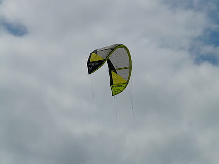 Kite, Windscreen, Screen, Dragons, kite surfing, sport, kiteboarding, steering kite sailing, flying, paragliding, sky, extreme Sports, outdoors, blue, gliding, action, wind, mid-air, leisure activity, day, cloud - sky, adventure, low angle view, nature, parachute, unrecognizable person, tranquility, exhilaration, motion, lifestyles, people, parasailing, 2K, CC0, public domain, royalty free