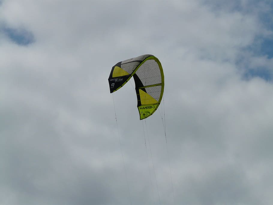 cometa, parabrisa, pantalla, dracs, surf de kite, esport, kiteboarding, direcció de vela de cometes, volant, parapent, cel, Esports extrems, a l'aire lliure, blau, lliscament, acció, vent, a l'aire, activitat d'oci, dia, núvol - cel, aventura, vista d’angle baix, naturalesa, paracaigudes, persona irreconeixible, tranquil·litat, alegria, moviment, estils de vida, gent, parasailing, 2K