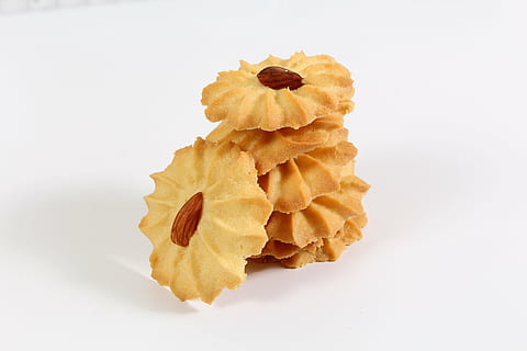 pino, voidetut evästeet, mantelimutterit, keksit, paistaminen, makeiset, leipä, leipomo, aamiainen, valkoihoinen keittiö, elintarvike, jauho, tyhjästä, makea, uuni, herkullinen, ruoka, valkoinen tausta, studio ammuttu, ei ihmisiä, välipala, lähikuva, tuoreus, päivä, ruoka ja juoma, sisällä, leikata, epäterveellinen syöminen, perunalastu, kopiointitila, paistettu, asetelma, ryhmä kohteita, korkea kulma, 5K, CC0, public domain, rojaltivapaa