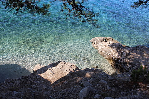 mare, baska, acqua, roccia, solido, roccia - oggetto, bellezza nella natura, natura, la tranquillità, giorno, luce del sole, terra, vista dall'alto, spiaggia, scena tranquilla, scenics - natura, nessuno, all'aperto, trasparente, color turchese, purezza, superficiale, 5K, CC0, dominio pubblico, privo di copyright