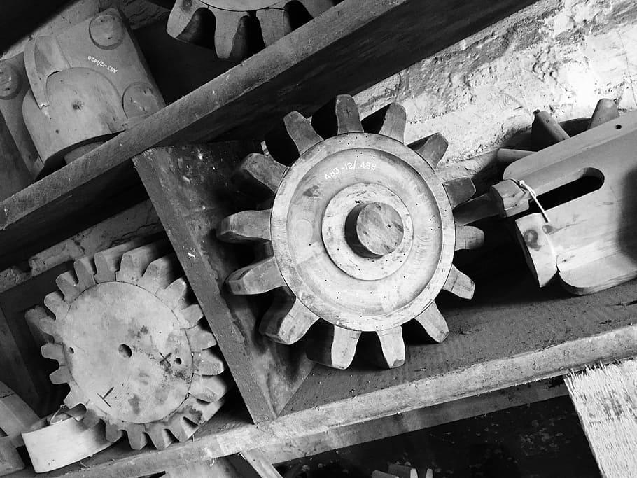 dents, mecànic, roda d'engranatge, cap gent, roda, maquinària, equipament, transport, part de la màquina, metall, a l'interior, material de fusta, indústria, arquitectura, vell, vista d’angle alt, primer pla, forma geomètrica, cercle, forma, equipament industrial, 2K