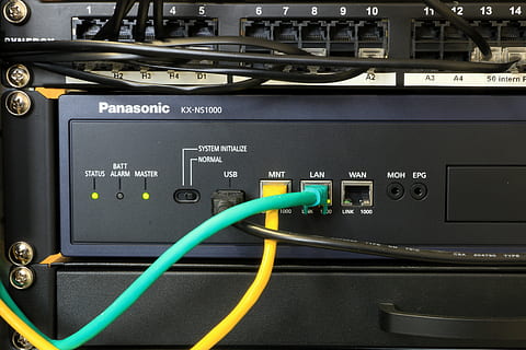 czarny, panasonic, kx-n5100d, ethernet, modem, sieć, porozumiewanie się, komputer, networking, sprzęt komputerowy, przetwarzanie danych, Informatyka, cyfrowy, system telefoniczny, telekomunikacja, technologia, połączenie, sprzęt, dane, kabel, żadnych ludzi, wewnątrz, zbliżenie, śieć komputerowa, Internet, wtyczka połączenia sieciowego, Elektryczność, blok połączenia, niebieski, wzmacniacz, muzyka, panel sterowania, wskaźnik, kontrola, sprzęt elektryczny, globalna komunikacja, zasilacz, 5K, CC0, domena publiczna, darmowe zdjęcia