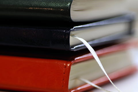 i Quaderni, prenotare, impilare, ufficio, libro, pila, gli appunti, attività commerciale, lavoro, diario, calendario, rosso, colorato, verde, avvicinamento, nessuno, in casa, supermercato, giorno, pubblicazione, messa a fuoco selettiva, natura morta, cultura artistica e intrattenimento, colore nero, formazione scolastica, girato in studio, apprendimento, cibo e bevande, tavolo, due oggetti, 5K, CC0, dominio pubblico, privo di copyright