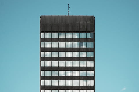 gris, emmarcat, construcció de mur cortina, durant el dia, edifici, torre, cel, finestra, reflexió, txec, praga, minimalisme, arquitectura, façana, estructura construïda, exterior de l'edifici, cel clar, blau, exterior d’edifici d’oficines, ciutat, dia, cap gent, modern, vista d’angle baix, alta - alta, naturalesa, còpia espai, vidre - material, a l'aire lliure, gratacels, concret, fons blau, 4K, CC0, domini públic, lliure de regalies