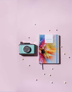 krikand, sølvfarvet milc kamera, ved siden af, maling pulver burst bog, dække over, lyserød, overflade, grå, kamera, stadig, elementer, ting, notesbog, tidsskrift, pastel, top, udsigt, styling, flatlay, studio skud, farvet baggrund, gammeldags, fotografering temaer, retro stylet, ingen mennesker, kamera - fotografisk udstyr, teknologi, lyserød baggrund, Medierne, indendørs, direkte over, kopiere plads, kreativitet, stilleben, mad og drikke, meddelelse, sjovt, lyserød farve, forældet, multi farvet, lilla, 5K, CC0, offentligt domæne, royaltyfrie