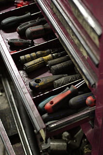 narzędzie, praca, samochód, rzemiosło, automatyczny, mechanik, pojazd, pkw, automobilowy, warsztat, mechanika, oleisty, metal, naprawa, wewnątrz, duża grupa obiektów, żadnych ludzi, zbliżenie, martwa natura, obfitość, wysoki kąt widzenia, kolekcja, pojemnik, z rzędu, wybór, jedzenie i picie, pełna ramka, czerwony, sprzedaż, stojak, zamówienie, selektywne skupienie, przemysł, konsumpcjonizm, 5K, CC0, domena publiczna, darmowe zdjęcia