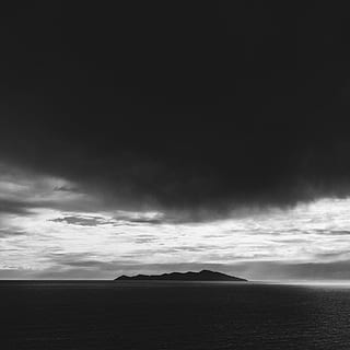 fotografia, grigio, nuvole, superiore, corpo, acqua, corpo d'acqua, natura, nuvola - cielo, mare, bianco e nero, Paesaggi, nessuno, cielo, paesaggio, Cloudscape, buio, tempesta, cielo drammatico, cielo lunatico, nuvoloso, tempo metereologico, all'aperto, temporale, nuvola temporalesca, scenics - natura, bellezza nella natura, la tranquillità, scena tranquilla, copia spazio, orizzonte, ambiente, idilliaco, scena non urbana, infausto, 1080P, CC0, dominio pubblico, privo di copyright