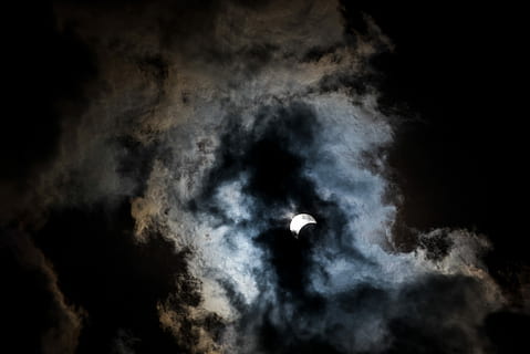 lapso de tiempo de fotografia, nubes, Luna, ojo de gusano, ver fotografía, Luna creciente, rodeado, Eclipse solar, eclipse, cielo, Dom, estrella, sombra, 2017, noche, nube, nube - cielo, nadie, vista de ángulo bajo, espacio, belleza en la naturaleza, naturaleza, Luna llena, paisajes - naturaleza, oscuro, astronomía, volador, al aire libre, humo - estructura fisica, aire, fondo negro, luna planetaria, luz de la luna, ominoso, 5K, CC0, dominio público, libre de derechos