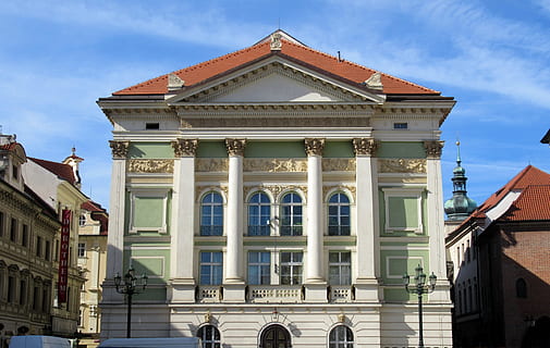 praga, facciata, architettura, esterno dell'edificio, struttura costruita, costruzione, cielo, finestra, colonna architettonica, frontone, il passato, nessuno, storia, arte e artigianato, giorno, natura, scultura, città, Inquadratura dal basso, all'aperto, statua, governo, 5K, CC0, dominio pubblico, privo di copyright