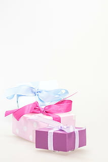 regalo, hecho, sorpresa, lazo, Navidad, festival, Decoración navideña, embalaje, saludos, compras de Navidad, cumpleaños, paquete, Feliz Navidad, adviento, consumir, dar, decoración, regalos, lleno, embalaje de regalo, cinta, cinta - artículo de costura, foto de estudio, Fondo blanco, caja - contenedor, naturaleza muerta, caja, caja de regalo, copia espacio, arco, adentro, lazo atado, de cerca, envase, color rosa, nadie, papel, celebracion, púrpura, 4K, CC0, dominio público, libre de derechos