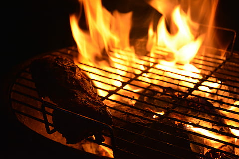 fuoco, fiamme, barbeque, carne, fuoco - fenomeno naturale, calore - temperatura, fiamma, ardente, avvicinamento, nessuno, griglia per barbecue, barbecue, cibo e bevande, natura, legna, cibo, legno - materiale, ceppo, in casa, preparazione, colore arancione, raggiante, apparecchio, forno, falò, 5K, CC0, dominio pubblico, privo di copyright