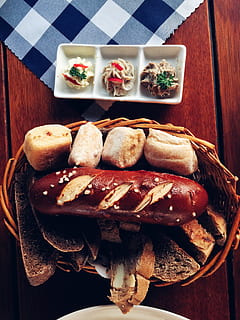 verdures, Occidental, pa, menjar, menjar i beguda, frescor, carn, llest per menjar, a l'interior, taula, natura morta, placa, vista d’angle alt, cap gent, directament a sobre, alimentació saludable, mida de la porció, primer pla, benestar, salsitxa, indulgència, safata, berenar, temptació, 2K, CC0, domini públic, lliure de regalies