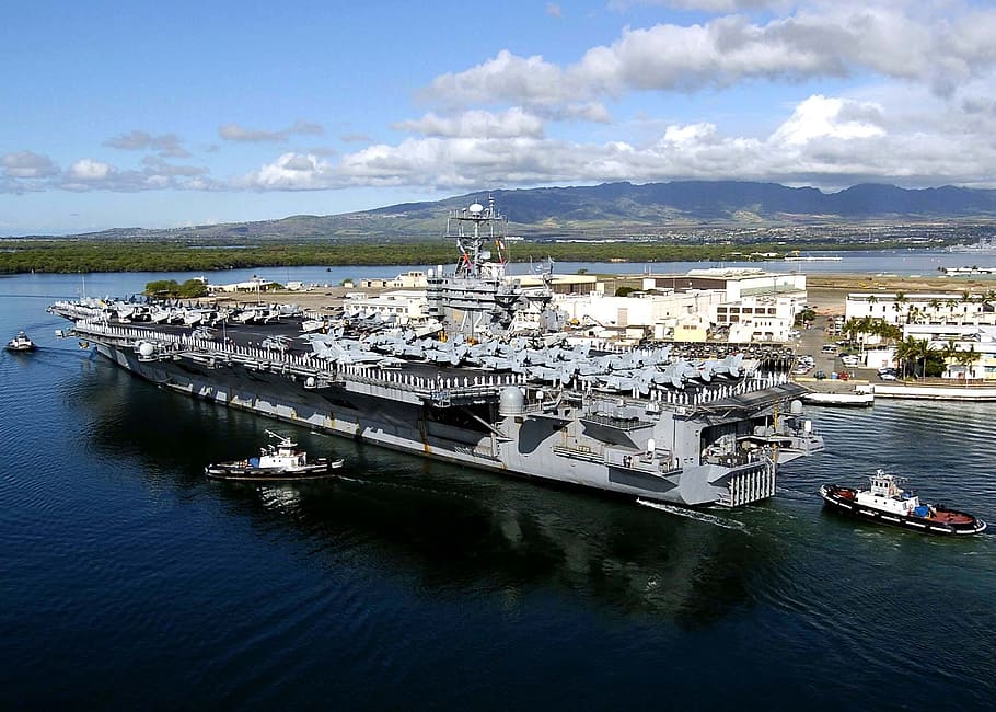 estructura d’acostament d’embarcacions, Pearl Harbor, Hawaii, cel, núvols, badia, port, mar, oceà, aigua, naturalesa, fora, vaixells, militar, marina, carrer, edificis, tròpics, tropical, muntanyes, portaavions, vaixell nàutic, transport, manera de transport, arquitectura, exterior de l'edifici, vista d’angle alt, estructura construïda, dia, vaixell, núvol - cel, ciutat, cap gent, viatjar, amarrat, a l'aire lliure, creuer, embarcacions de passatgers, luxe, iot, 1080P