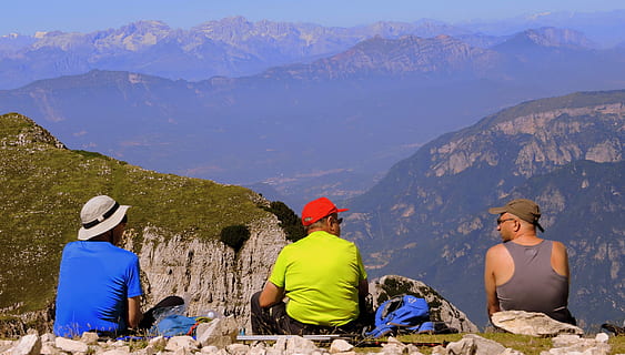 descans, pausa, paisatge, muntanya, gent, muntanya, gent, senderisme, vista del darrere, assegut, naturalesa, aventura, activitat d'oci, Serra, adult, dones, persones reals, bellesa a la natura, estils de vida, roba, sòlid, rock, rock - object, grup de persones, escenics - natura, medi ambient, a l'aire lliure, 4K, CC0, domini públic, lliure de regalies