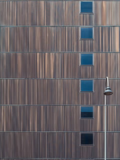 minimalistisch, Fotografie, Bogenpfostenlampe, Hochhaus, Gebäude, grau, silberner Duschkopf, Wand, Fenster, Linien, parallel, Straßenlampe, keine Leute, die Architektur, Vollbild, Muster, Hintergründe, gebaute Struktur, Gebäudehülle, Tag, Wandbau - Funktion, braun, Design, draußen, Geometrische Figur, modern, Sonnenlicht, Nahansicht, Holz - Material, gestalten, 4K, CC0, gemeinfrei, lizenzfrei
