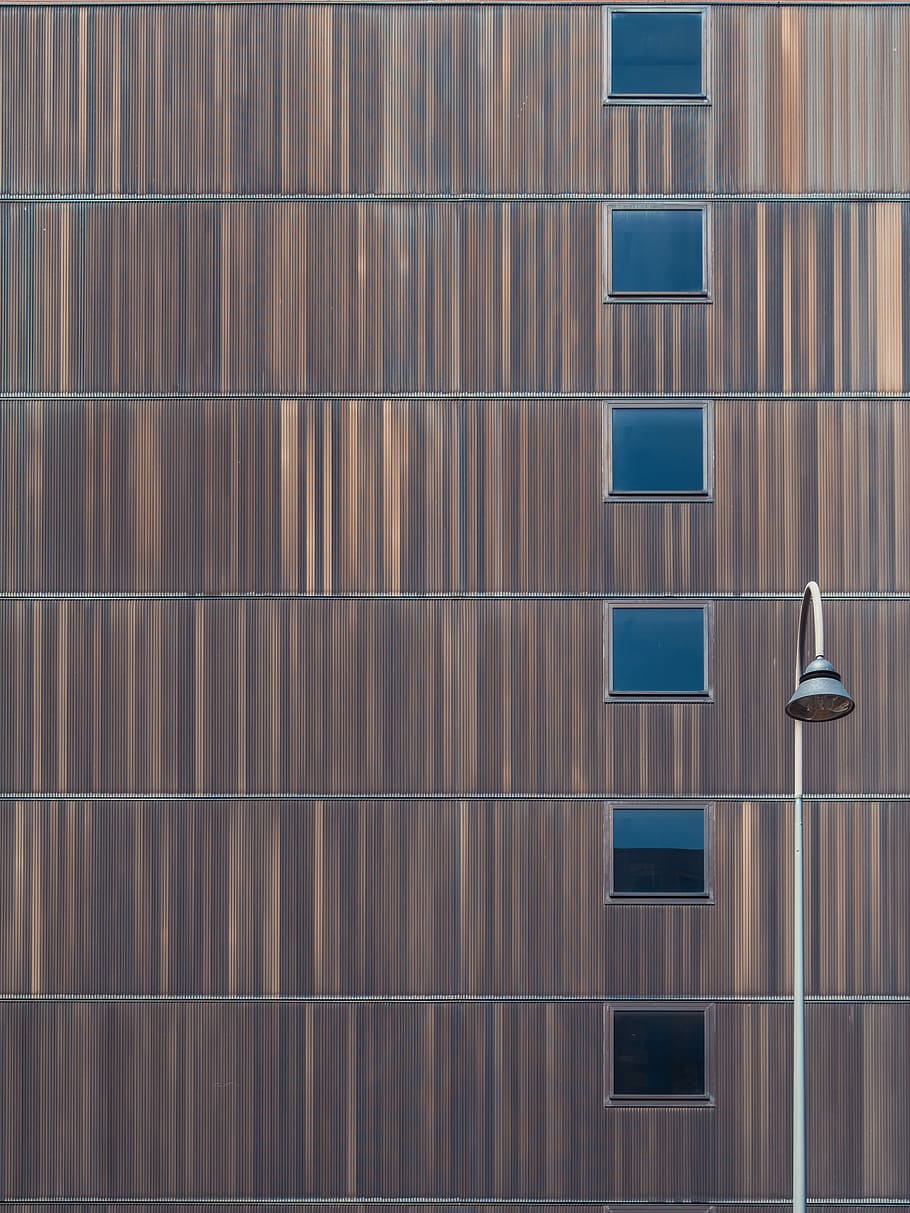 minimalista, fotografia, llum de post de l'arc, de gran alçada, edifici, gris, cap de dutxa de plata, paret, finestra, línies, paral·lel, fanal, cap gent, arquitectura, marc complet, patró, fons, estructura construïda, exterior de l'edifici, dia, funció de construcció de parets, marró, disseny, a l'aire lliure, forma geomètrica, modern, llum solar, primer pla, material de fusta, forma, 4K