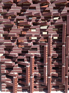 maons, vermell, paret, arquitectura, textura, vermell, paret, maçoneria, edifici, estructura, paret de maó, material, aspre, ciment, patró, pedra, concret, material de fusta, industria de la construcció, fons, pila, indústria, gran grup d'objectes, marc complet, cap gent, abundància, dia, repetició, llum solar, arranjament, marró, a l'aire lliure, maó, estructura construïda, naturalesa, primer pla, 2K, CC0, domini públic, lliure de regalies