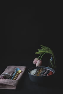 tulipas, obscurecer, leve, sobremesa, Preto, tigela, dois, Rosa, tons, natureza, plantar, folha, cor verde, fundo preto, copie o espaço, comida e bebida, Comida, dentro de casa, tiro do estúdio, frescura, ninguém, ainda vida, mesa, fechar-se, erva, parte da planta, recipiente, bem-estar, 5K, CC0, domínio público, royalty free