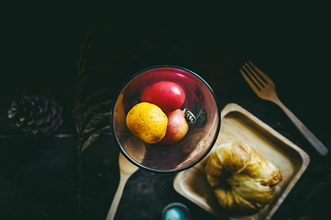 frutta, chiaro, tazza di vetro, croissant, pane, display, tavolo, bicchiere, cibo, di legno, cucchiaio, forchetta, cibo e bevande, nessuno, sfondo nero, in casa, mangiare sano, freschezza, avvicinamento, pronto a mangiare, utensile da cucina, benessere, natura morta, piatto, vista dall'alto, agrumi, direttamente sopra, cibo dolce, attrezzature domestiche, arancia, tentazione, coltello da tavola, prima colazione, 4K, CC0, dominio pubblico, privo di copyright