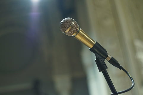 mikrofon, scene, tagudhæng, input enhed, fokus på forgrunden, musik, kunstkultur og underholdning, tæt på, teknologi, mikrofonstativ, ingen mennesker, indendørs, lydudstyr, tale, ydeevne, taler, meddelelse, forretning, konference - begivenhed, fravær, møde, udstyr, global kommunikation, 4K, CC0, offentligt domæne, royaltyfrie