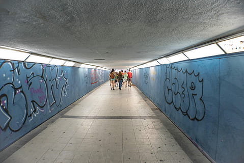 passatge, perspectiva, fons, arquitectura, llum, gent, cavaller, urbà, pintat, etiqueta, art de carrer, graffiti, unió, home jove, a l'interior, dones, homes, funció de construcció de parets, estructura construïda, direcció, estils de vida, grup de persones, persones reals, el camí a seguir, longitud completa, art i artesania, creativitat, túnel, transport, caminar, dia, vista del darrere, sostre, 5K, CC0, domini públic, lliure de regalies