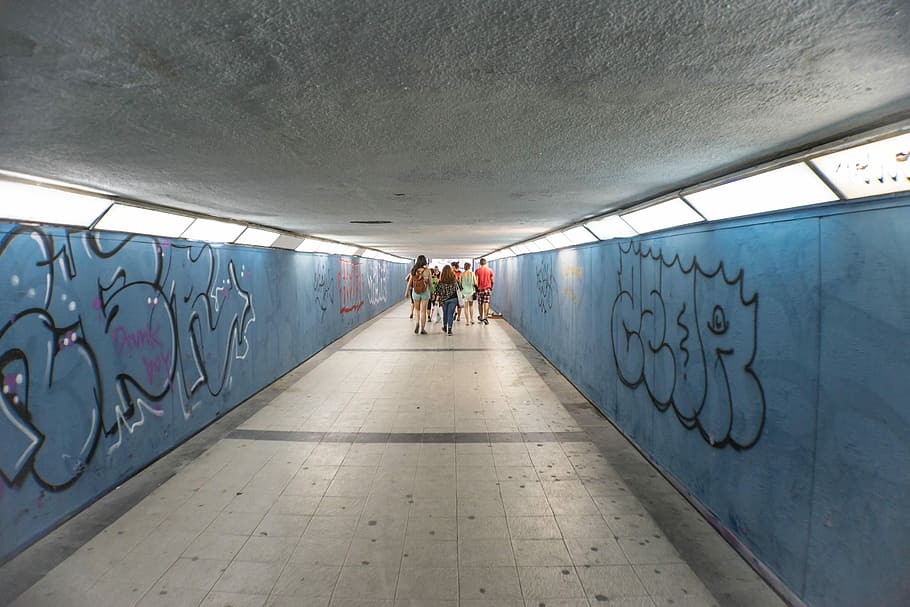 passatge, perspectiva, fons, arquitectura, llum, gent, cavaller, urbà, pintat, etiqueta, art de carrer, graffiti, unió, home jove, a l'interior, dones, homes, funció de construcció de parets, estructura construïda, direcció, estils de vida, grup de persones, persones reals, el camí a seguir, longitud completa, art i artesania, creativitat, túnel, transport, caminar, dia, vista del darrere, sostre, 5K