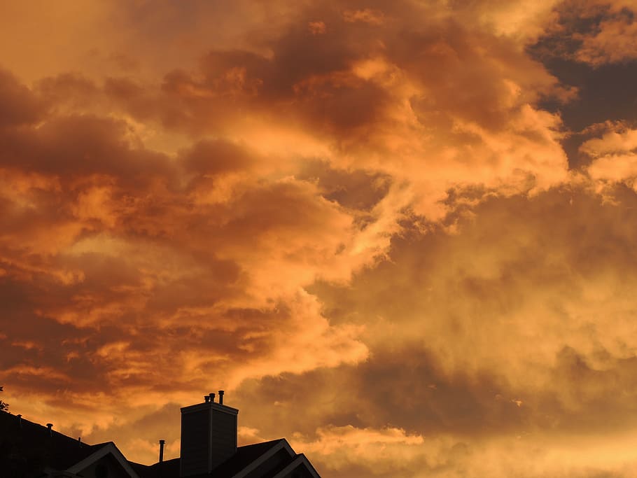skyer, solnedgang, silhuet, orange, himmel, himlen skyer, gylden, dramatisk, sky - himmel, dramatisk himmel, bygget struktur, arkitektur, bygning udvendig, orange farve, bygning, natur, lav vinkel visning, skønhed i naturen, ingen mennesker, udendørs, høj sektion, scenics - natur, storm, idyllisk, romantisk himmel, 4K