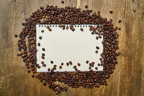 nucli, cafè, cafeïna, quadern, el treball, curs, escola, llegir, bon dia, nutrició, al matí, marró, cuina, menjar, fotografia, fusta, espresso, foto de menjar, cappuccino, despertar, begudes, foto, macro, fons, taula, latte, llavor, cafeteria, colombia, fresc, estil de vida saludable, primer pla, gra de cafè torrat, cafè - beguda, menjar i beguda, directament a sobre, cap gent, frescor, tassa de cafè, refresc, gran grup d'objectes, tassa, beure, material de fusta, torrat, efecte texturat, begudes sense alcohol, 5K, CC0, domini públic, lliure de regalies