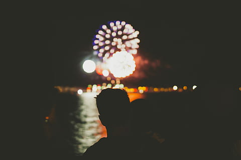 siluetă, persoană, față, focuri de artificii, focuri de artificii în timpul nopții, foc de artificii, om, reflecţie, noapte, vizionarea, cer, celebrare, minge, apă, 35mm, zeiss, A6000, Sony, digital, arta culturii și divertismentului, iluminat, oameni, eveniment, performanţă, în aer liber, muzică, permanent, vedere din spate, oameni adevărați, lovitură de cap, portret, bărbați, natură, Activitatea de agrement, viata de noapte, festival, entuziasm, 5K, CC0, domeniu public, fără drepturi de autor