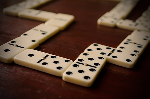 Dominos บนโต๊ะ, พื้นหลัง, สีดำ, ขาว, กลุ่ม, เกี่ยวกับความคิดเห็น, การพึ่งพาอาศัยกัน, ขึ้นอยู่กับ, โดมิโน, จุด, การบันเทิง, เกม, งานอดิเรก, ความคิด, จำนวนมาก, จำนวน, แบบแผน, ชิ้น, เล่น, แถว, จุดยืน, สัญลักษณ์, เป็นสัญลักษณ์, ทีม, การทำงานเป็นทีม, ด้วยกัน, ของเล่น, เกมสันทนาการ, วัฒนธรรมศิลปะและความบันเทิง, การผ่อนคลาย, โชค, โอกาส, การเล่นการพนัน, ตาราง, ไม้ - วัสดุ, กิจกรรมยามว่าง, ในบ้าน, ใกล้ชิด, ยังมีชีวิตอยู่, มุมมองมุมสูง, ลูกเต๋า, ไม่มีคน, เลือกโฟกัส, ด่าง, มุ่งเน้นไปที่เบื้องหน้า, เกมกระดาน, เกมแห่งโอกาส, 1080P, CC0, โดเมนสาธารณะ, ค่าลิขสิทธิ์ฟรี