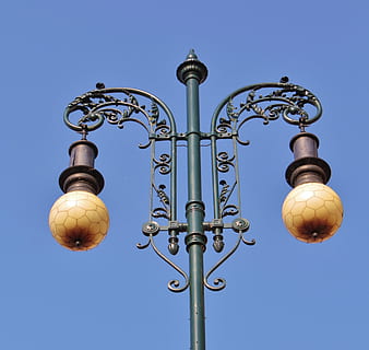 lanterne, lys, kunstfærdigt, himmel, skyfri himmel, blå, gade, belysningsudstyr, lav vinkel visning, ingen mennesker, natur, gadebelysning, arkitektur, metal, dag, bygget struktur, udendørs, mønster, udsmykkede, bygning udvendig, by, design, antik, smedejern, blomstermønster, 2K, CC0, offentligt domæne, royaltyfrie