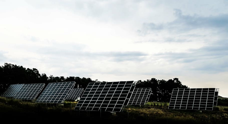 panells solars negres, solar, panells, cel, núvols, arbres, energia, granja, energia solar, cap gent, panell solar, arbre, dia, a l'aire lliure, naturalesa, conservació del medi ambient, tecnologia, medi ambient, núvol - cel, planta, energia renovable, generació de combustible i energia, energia alternativa, sol, electricitat, arquitectura, qüestions ambientals, Font d'alimentació, 4K