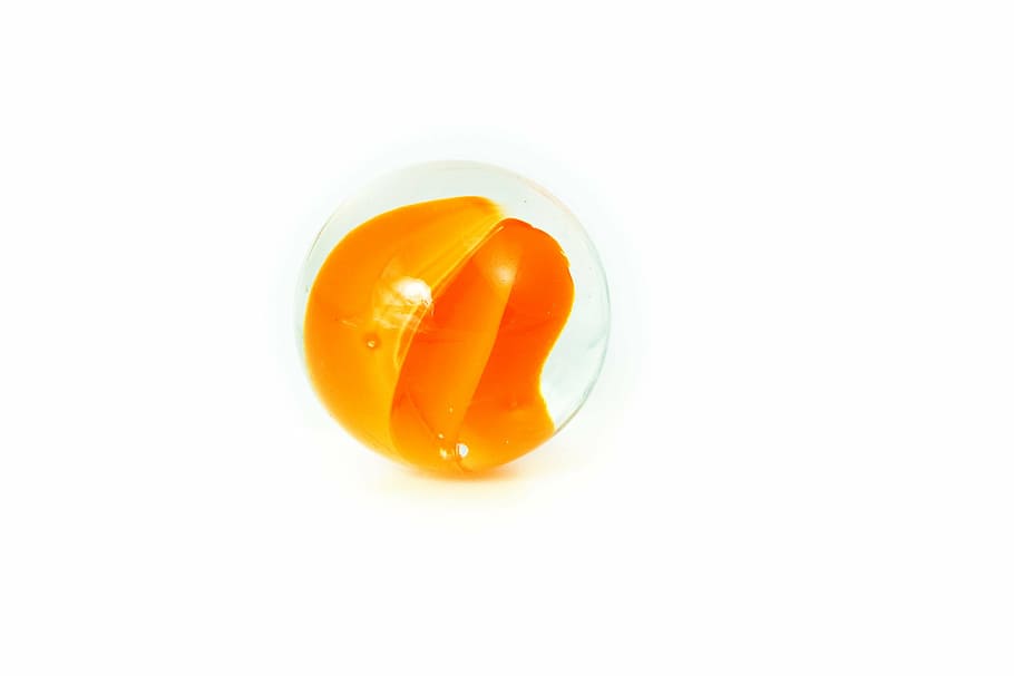 marbre, pilotes, taronja, solter, un, blanc, fons, tir de l'estudi, menjar, fons blanc, color taronja, menjar i beguda, alimentació saludable, sol objecte, benestar, tallar, frescor, a l'interior, primer pla, cap gent, fruita, rovell d'ou, directament a sobre, còpia espai, vegetals, natura morta, aliments crus, vitamina c, 2K