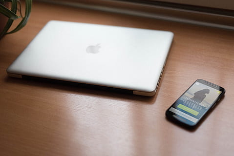 Notizbuch, Telefon, Tabelle, Layout, Mac, aus Eis, Technologie, Kommunikation, kabellose Technologie, Schreibtisch, drinnen, Verbindung, Möbel, keine Leute, Geschäft, Holz - Material, Büro, Smartphone, digitale Tablette, Tag, Papier-, Mobiltelefon, High Angle View, kopieren sie platz, 5K, CC0, gemeinfrei, lizenzfrei