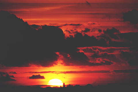 soloppgang, natur, himmel, solnedgang, skyer, mørke skyer, skumring, sky - himmel, skjønnhet i naturen, oransje farge, ro, rolig scene, naturskjønnhet - natur, sol, silhouette, idylliske, dramatisk himmel, ingen folk, sollys, clouds, ærefrykt, miljø, atmosfærisk stemning, rød, utendørs, romantisk himmel, 5K, CC0, offentlig domene, opphavsrett gratis