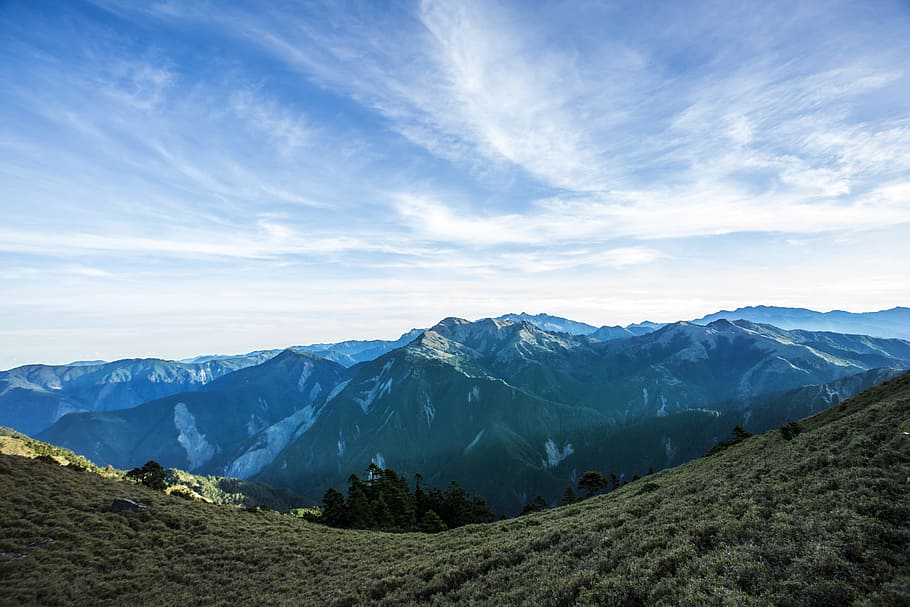 fotografia de paisatge, muntanyes, blau, ennuvolat, cel, aventura, netejar, núvols, la llum del dia, boira, herba, verd, alt, caminada, turó, paisatge, muntanya, cim de muntanya, naturalesa, a l'aire lliure, escènic, Taiwan, viatjar, vall, temps, Serra, medi ambient, escenics - natura, núvol - cel, bellesa a la natura, escena tranquil·la, tranquil·litat, idíl·lic, majestuós, neu, escena no urbana, activitat, cap gent, 5K