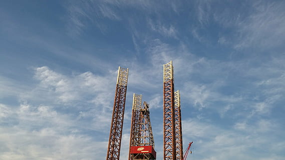 lav, stige foto, fire, Brun, metal, stande, himmel, skyer, bore, platform, olie, industri, riggen, energi, petroleum, olieboring, tårn, teknologi, udsendelse, udstyr, stål, sky - himmel, arkitektur, natur, dag, lav vinkel visning, forlystelsespark tur, kunstkultur og underholdning, forlystelsespark, bygget struktur, udendørs, ingen mennesker, blå, sjovt, emotion, høj - høj, nydelse, karneval, fritidsaktivitet, 4K, CC0, offentligt domæne, royaltyfrie