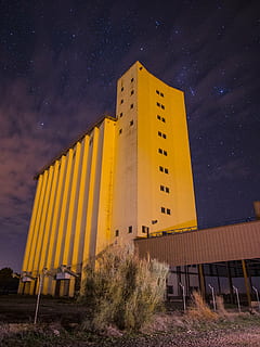 sitja, cel, núvol, blau, aire, nit, arquitectura, estructura construïda, estrella - espai, exterior de l'edifici, cap gent, naturalesa, espai, astronomia, planta, edifici, terra, camp, estrella, escenics - natura, camp estel·lar, vista d’angle baix, groc, a l'aire lliure, 4K, CC0, domini públic, lliure de regalies