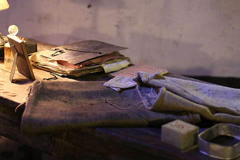 document, paper, antiga guerra, formes, oficina, fulles, soldat, contractar, exèrcit, vell, a l'interior, cap gent, natura morta, pila, primer pla, enfocament selectiu, llibre, abandonat, publicació, obsoleta, història, centrar-se en primer pla, el passat, espatllat, metall, dia, aixafar, taula, material de fusta, cuir, 5K, CC0, domini públic, lliure de regalies