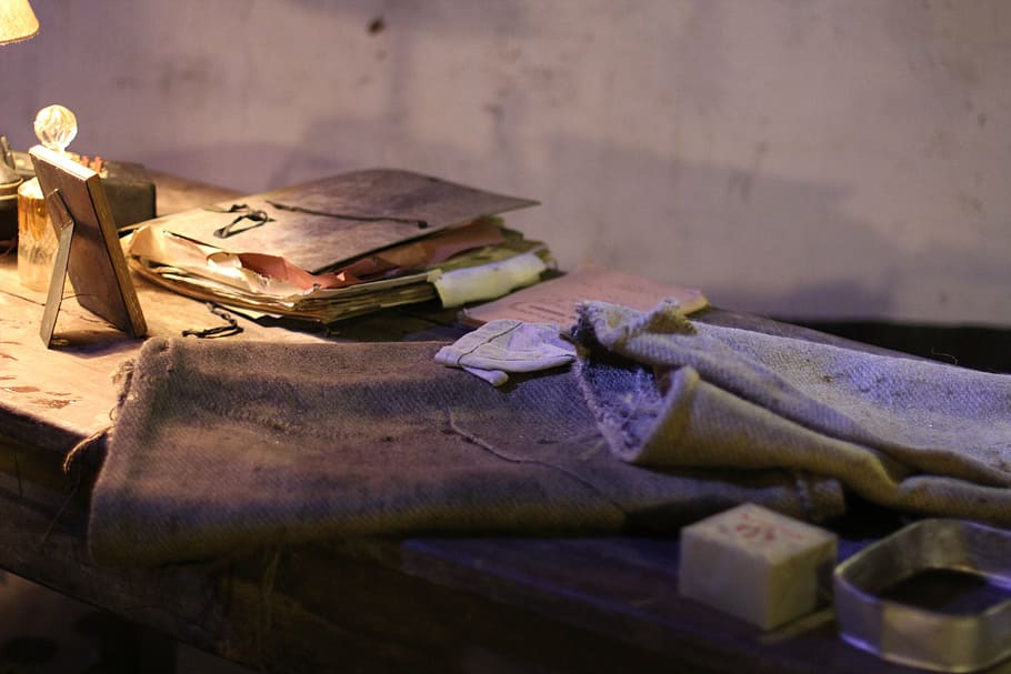 document, paper, antiga guerra, formes, oficina, fulles, soldat, contractar, exèrcit, vell, a l'interior, cap gent, natura morta, pila, primer pla, enfocament selectiu, llibre, abandonat, publicació, obsoleta, història, centrar-se en primer pla, el passat, espatllat, metall, dia, aixafar, taula, material de fusta, cuir, 5K